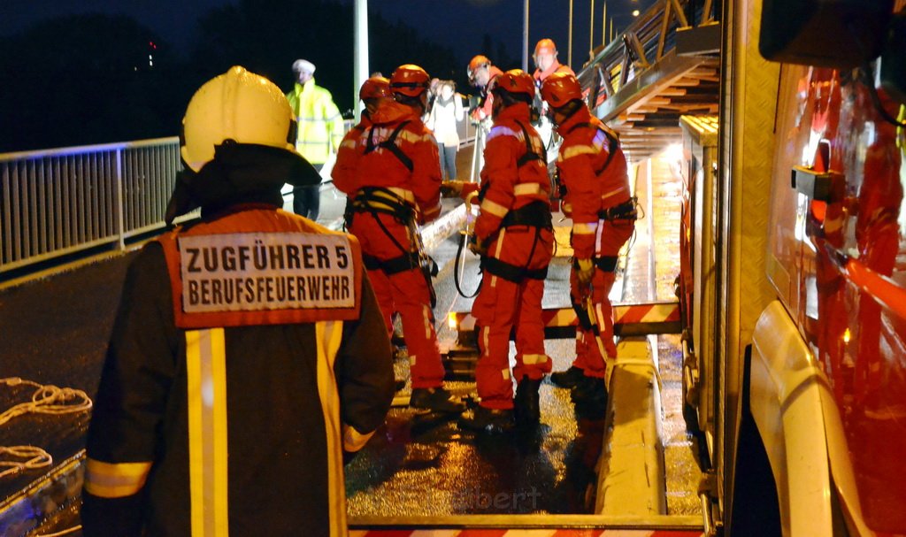 Einsatz BF Hoehenretter Koelner Seilbahn Hoehe Zoobruecke P2308.JPG